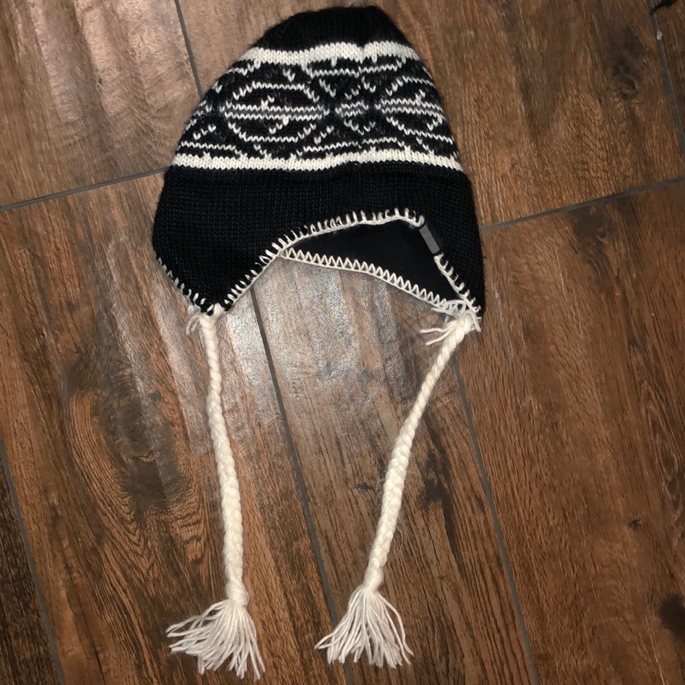 Black and white winter hat/toque